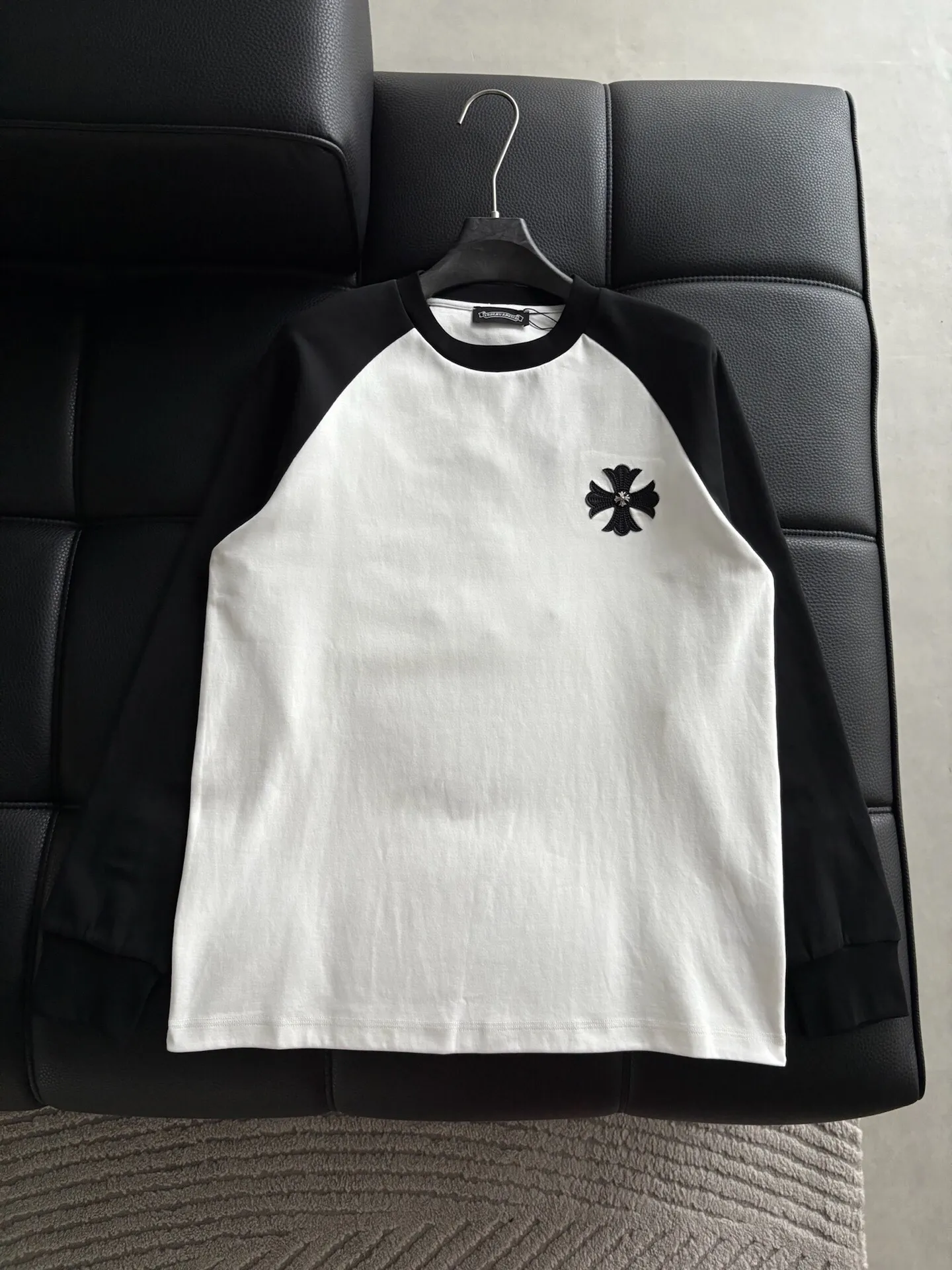 P420 💰 ChromeHearts Chrome Heart Round Neck Raglan Sleeves—Pursue quality and ensure quality! Using double-sided cotton fabric, the texture is clearly visible, the texture is soft, delicate and smooth, and the custom-made leather stitching process is full of drape! The workmanship is fine and the shoulder lines are smooth. All imported chain machines are used to make the shoulder rolling strips. It has a certain thickness and is not made of cheap material but has a shiny feel that is comfortable and not tight on the upper body. It is the most avant-garde street item that can be easily matched by both men and women!  Color: black Size: m-3xl Style number: 3566